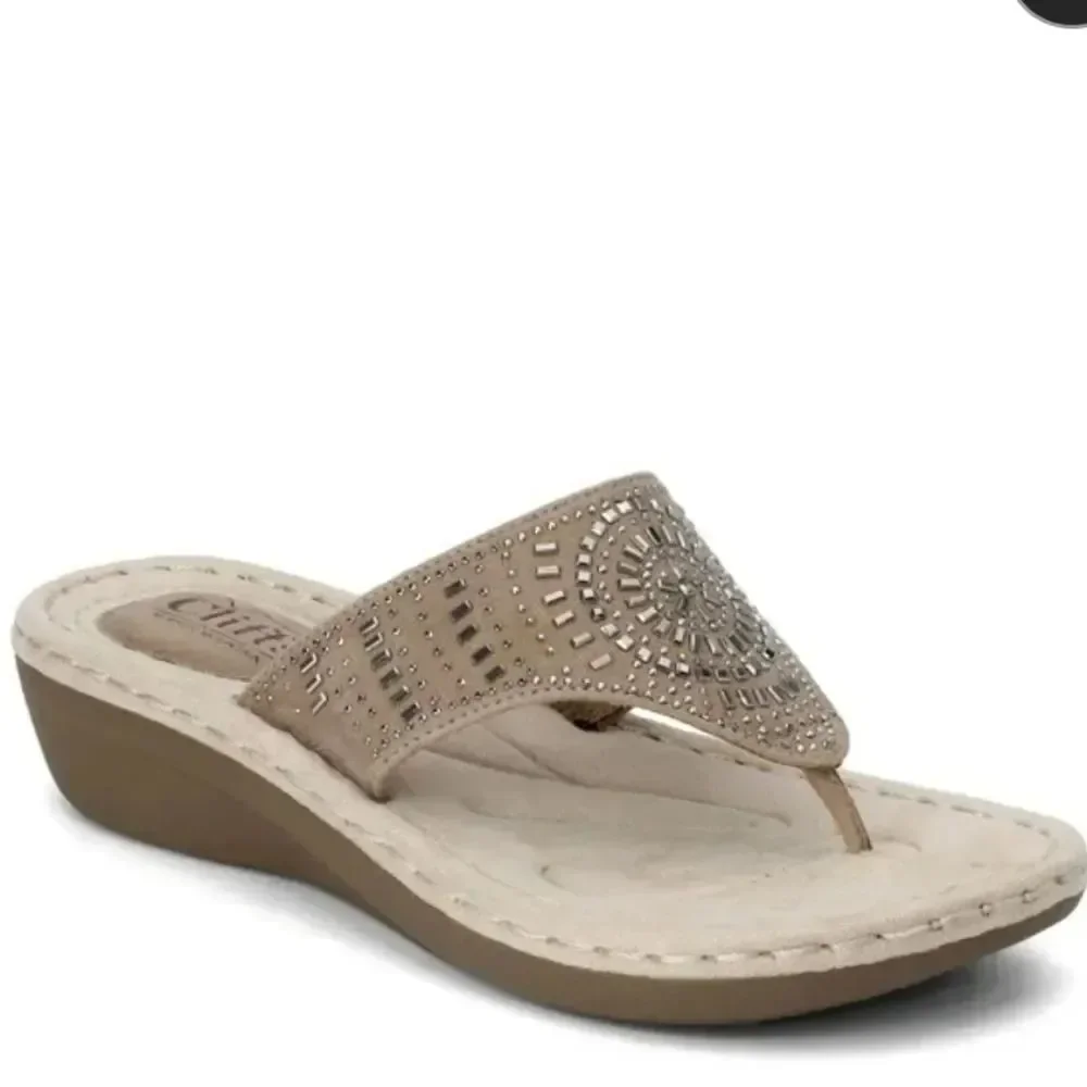 BRAND NEW CLIFFS BY WHITE MOUNTAIN WOMENS CIENNA DEMI WEDGE THONG THON…
